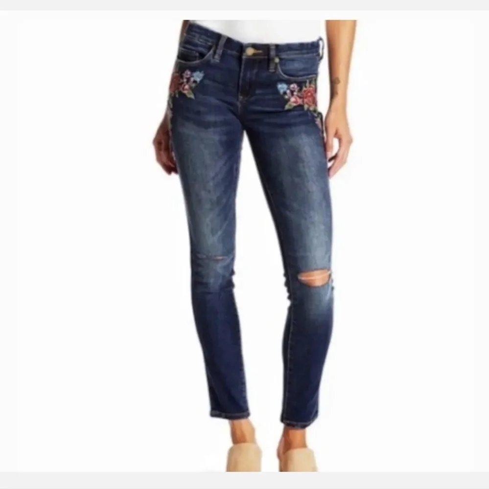 Blank NYC Dark Wash Floral Embroidered Busted Knee Skinny Leg Jeans Size 28 - Picture 4 of 11